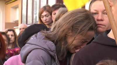 У Долині на Прикарпатті попрощалися із загиблим азовцем Тарасом Лаврівим У Долині на Прикарпатті попрощалися із загиблим азовцем Тарасом Лаврівим