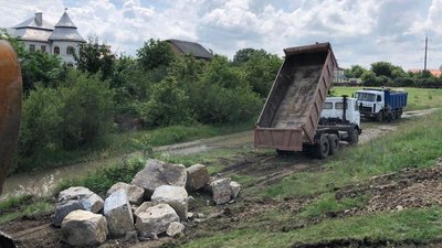 Щоб унеможливити підтоплення села. Біля Франківська укріплюють дамбу
