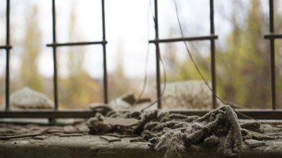 розбите скло, обстріл, вибух, удар, ілюстратив