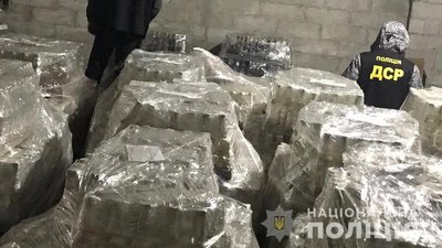 У Запоріжжі поліцейські вилучили з незаконного обігу майже 45 тис пляшок алкоголю