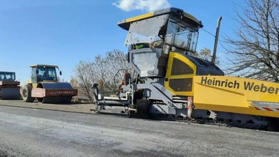Між двома селами на Волині ремонтують частину регіонального автошляху Між двома селами на Волині ремонтують частину регіонального автошляху