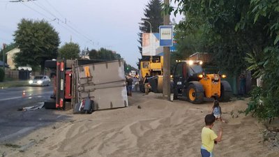 У Луцьку перевернулася вантажівка з зерном. Є постраждалі У Луцьку перевернулася вантажівка з зерном. Є постраждалі