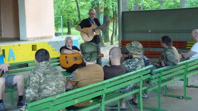 Його зброя – слово і гітара: харківський бард виступає у Тернополі Його зброя – слово і гітара: харківський бард виступає у Тернополі