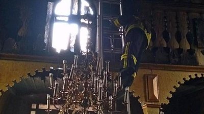 Рятувальники гасять пожежу
