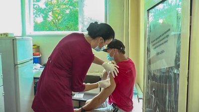 CoronaVac та AstraZeneca. Як вакцинують у кропивницькому центрі медико-санітарної допомоги