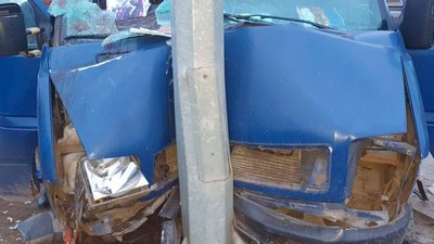 У Богодухівському районі Volkswagen врізався в електроопору