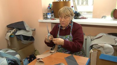 Сітки, ковдри та подушки: черкаські пенсіонерки плетуть та шиють для бійців на сході Сітки, ковдри та подушки: черкаські пенсіонерки плетуть та шиють для бійців на сході