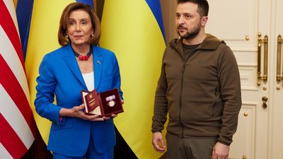 До Києва приїхала спікерка Палати представників Конгресу США Пелосі До Києва приїхала спікерка Палати представників Конгресу США Пелосі