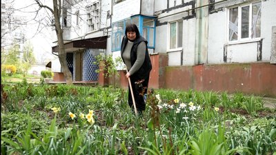 "Приїжджайте, коли чорнобривці виростуть”: попри постійні обстріли, жителі Степногірська садять городину та вірять в ЗСУ "Приїжджайте, коли чорнобривці виростуть”: попри постійні обстріли, жителі Степногірська садять городину та вірять в ЗСУ