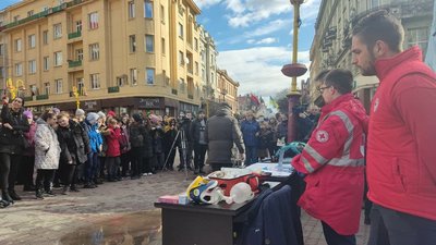 У центрі Івано-Франківська рятувальники навчають як захиститися у разі загрози життю У центрі Івано-Франківська рятувальники навчають як захиститися у разі загрози життю