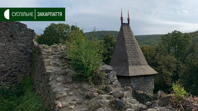 Стіни великої вежі Донжон Невицького замку зводять будівельники на Закарпатті Стіни великої вежі Донжон Невицького замку зводять будівельники на Закарпатті
