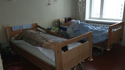 Лікарі рекомендують хворим лежати на животі. Лікарі рекомендують хворим лежати на животі.