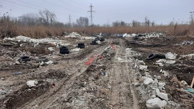 У Херсоні на узбережжя річки звозять будівельне сміття У Херсоні на узбережжя річки звозять будівельне сміття