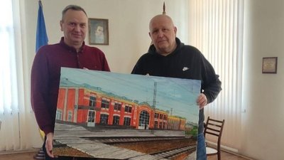 "Мрію повернутися. Сподіваюся, що мої картини цілі". Історія художника з Лисичанська, який виїхав на Дніпропетровщину