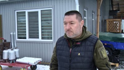 “Не чекаємо замовлення, а виготовляємо наперед”: як на Вінниччині волонтери майструють на фронт обігрівачі