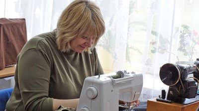 У волинському ліцеї вчителі, школярі та переселенці шиють військову амуніцію У волинському ліцеї вчителі, школярі та переселенці шиють військову амуніцію