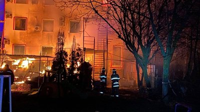 Рятувальники загасили пожежу на території бази відпочинку на Одещині Рятувальники загасили пожежу на території бази відпочинку на Одещині