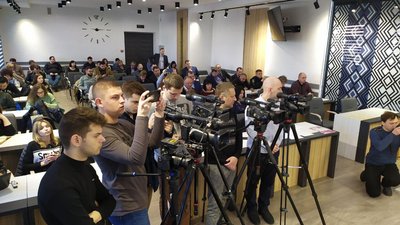 У Франківську працюватимуть аптеки, продуктові магазини і заправки. Чекають рішення сесії У Франківську працюватимуть аптеки, продуктові магазини і заправки. Чекають рішення сесії
