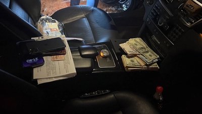 Затриманому на хабарі у 200 тисяч гривень податківцю з Житомирщини оголосили про підозру, затриманий вніс заставу