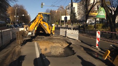 У Житомирі на Великій Бердичівській латають труби у проваллі, в яке втрапив маршрутний автобус У Житомирі на Великій Бердичівській латають труби у проваллі, в яке втрапив маршрутний автобус