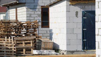 У Житомирі добудовують два будинки сімейного типу