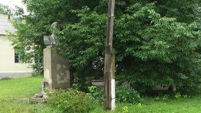 Колись пам'ятники Леніну стояли в кожному селі, зняти їх зараз - завдання місцевої влади. Фото: Суспільне. Колись пам'ятники Леніну стояли в кожному селі, зняти їх зараз - завдання місцевої влади. Фото: Суспільне.