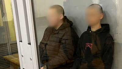 Підлітки, яких засудили за вбивство чоловіка, сидять на лаві підсудних