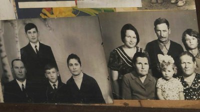 82-річна бабуся з Волині пече хліб на черені для військових