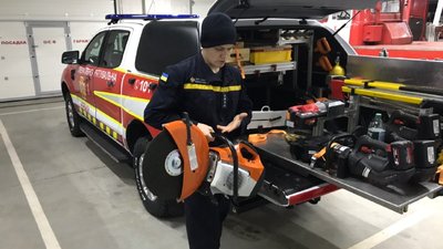 Черкаські рятувальники отримала дві спеціальні аварійно –рятувальні машини Черкаські рятувальники отримала дві спеціальні аварійно –рятувальні машини