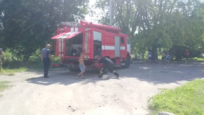 У передмісті Херсона спалахнув очерет, вогонь підійшов впритул до будинків У передмісті Херсона спалахнув очерет, вогонь підійшов впритул до будинків