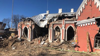 У Чернігівській обласній бібліотеці для юнацтва, яка постраждала під час авіабомбардувань, встановили дах У Чернігівській обласній бібліотеці для юнацтва, яка постраждала під час авіабомбардувань, встановили дах