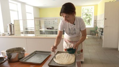Господиня проколює пиріг, щоб вийшов надлишок повітря Господиня проколює пиріг, щоб вийшов надлишок повітря