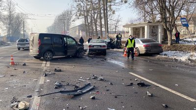 Двоє загиблих і один травмований. Поблизу Франківська зіткнулося шість автомобілів Двоє загиблих і один травмований. Поблизу Франківська зіткнулося шість автомобілів