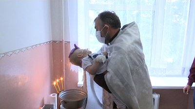 Дворічного Павлика, який поборов коронавірус - похрестили
