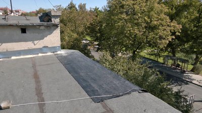 У будинку в Луцьку мешканці самотужки латають дірявий дах