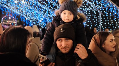 У Чернівцях засвітили головну ялинку міста У Чернівцях засвітили головну ялинку міста