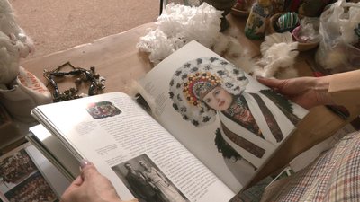"Пір'їнка до пір'їнки". Прикарпатка Мирослава Воротняк створює весільні вінки "Пір'їнка до пір'їнки". Прикарпатка Мирослава Воротняк створює весільні вінки