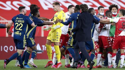 Центральний матч туру у Франції закінчився масовою бійкою та п'ятьма вилученнями. Що стало причиною