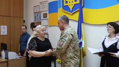 У Житомирі родинам загиблих військових передали державні нагороди У Житомирі родинам загиблих військових передали державні нагороди