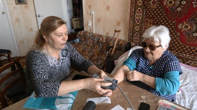 Соціальна працівниця Лариса Букацела і її підопічна Галина Дащенко Соціальна працівниця Лариса Букацела і її підопічна Галина Дащенко