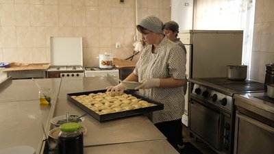 Працівники ліцею на Вінниччині напекли до сотні тисяч пиріжків для оборонців Працівники ліцею на Вінниччині напекли до сотні тисяч пиріжків для оборонців