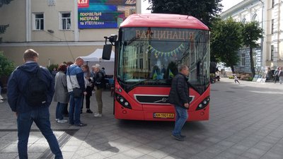 У Житомирі бажаючих вакцинують від коронавірусу в мобільному пункті, облаштованому в автобусі