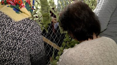 "Якусь душу спасуть на війні": на Вінниччині волонтери плетуть маскувальні сітки для оборонців "Якусь душу спасуть на війні": на Вінниччині волонтери плетуть маскувальні сітки для оборонців
