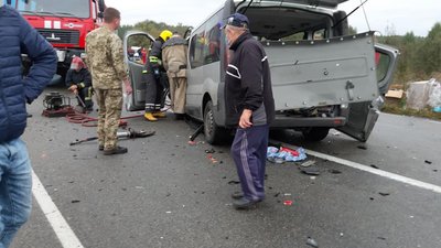 На Городнянщині Renault Trafic зіткнувся з фурою: є постраждалі На Городнянщині Renault Trafic зіткнувся з фурою: є постраждалі