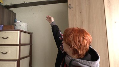 Юлія Боровик показує пошкодження на стінах внаслідок обстрілу Юлія Боровик показує пошкодження на стінах внаслідок обстрілу