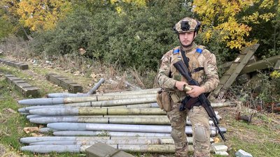 Командир роти ударних безпілотників "Хартії" (у період контрнаступу на Харківщині — аеророзвідник) Олександр на колишніх позиціях росіян, позаду — ракети залпового вогню до РСЗВ, Харківська область Командир роти ударних безпілотників "Хартії" (у період контрнаступу на Харківщині — аеророзвідник) Олександр на колишніх позиціях росіян, позаду — ракети залпового вогню до РСЗВ, Харківська область