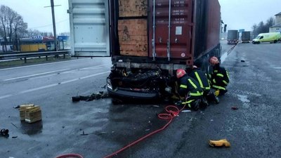На Черкащині під причеп вантажівки влетів легковик. Є загиблі На Черкащині під причеп вантажівки влетів легковик. Є загиблі