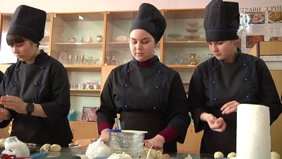 Янтик, чебуреки, плов: на Херсонщині студентів ПТУ вчать, як готувати кримсько-татарські страви Янтик, чебуреки, плов: на Херсонщині студентів ПТУ вчать, як готувати кримсько-татарські страви