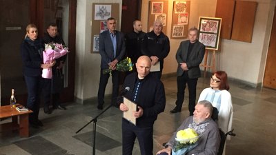 Під звуки сирени в Черкасах відкрили виставку графіки Миколи Теліженка
