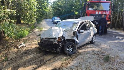 На Чернігівщині автомобіль врізався у дерево: травмувались троє людей На Чернігівщині автомобіль врізався у дерево: травмувались троє людей